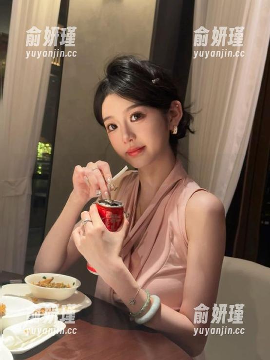 绝美图片全面更新！跟随Hyoyeon (김효연)一起欣赏她的美腿风采